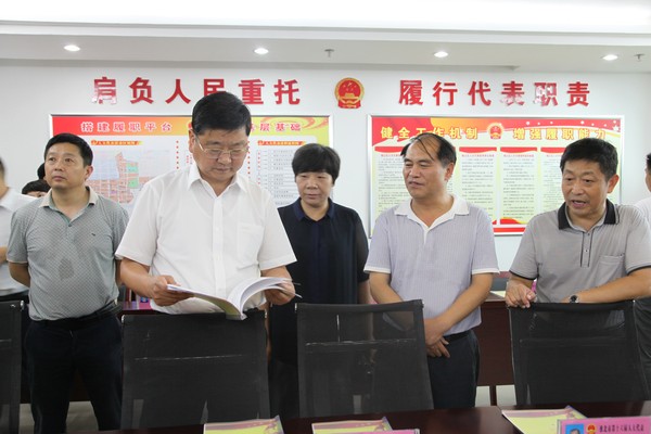 8.14李清平陪同方宗泽检查南黎街道代表活动室.png