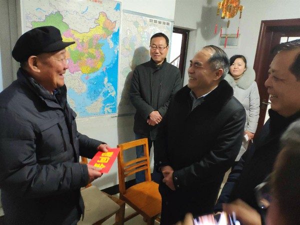 相山区人大常委会走访慰问困难党员和优抚对象.jpg