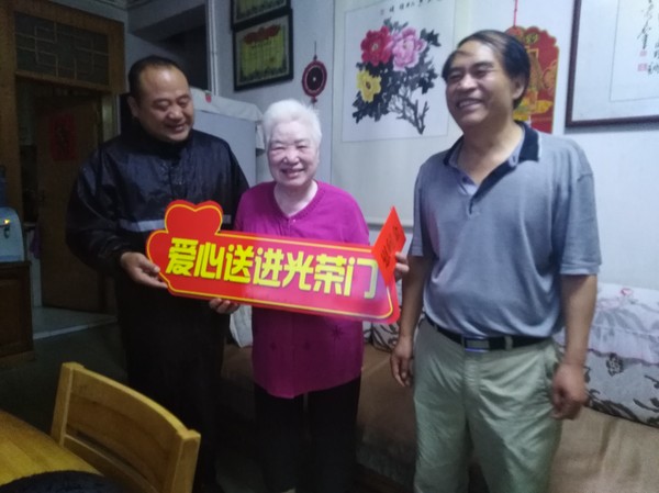 7.31八一慰问姜秀英 (2).jpg