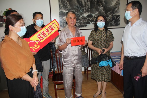 八一慰问（刘云）郭闯家.jpg