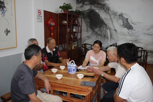 “聚心茶馆”走访联系听民声.jpg