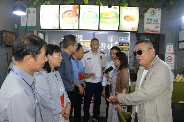 9.23运河古镇查看餐饮行业安全生产情况.jpg