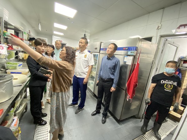 9.23在运河古镇查看餐饮场所安全生产情况.png