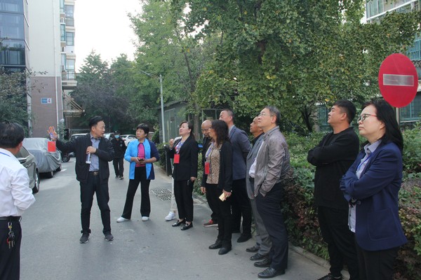 10月14日，调研组在百年香樟小区实地查看既有住宅加装电梯情况.JPG